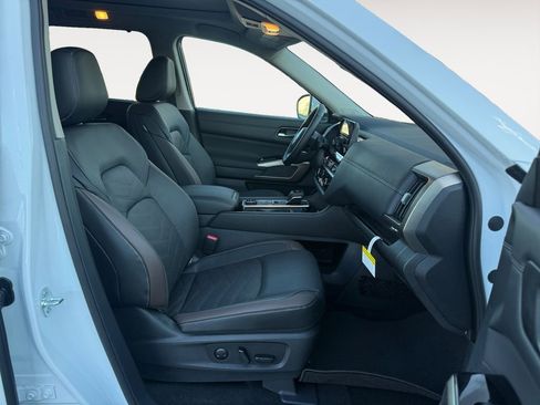 New 2025 Nissan Pathfinder Platinum w/ Black Appearance Package image 15