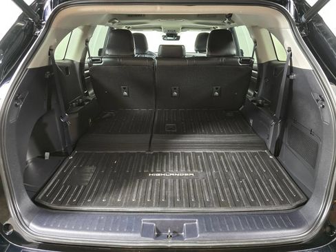 Used 2022 Toyota Highlander XLE AWD/4WD image 16