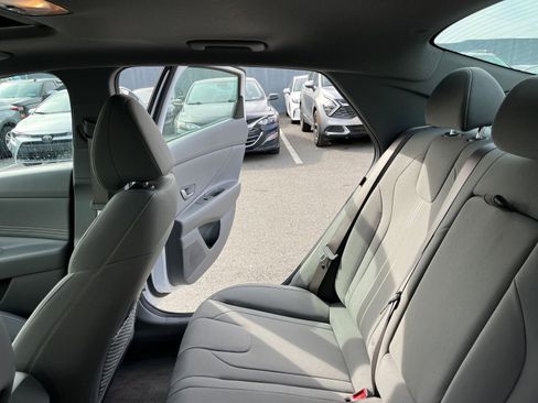 Used 2025 Hyundai Elantra SEL FWD image 40