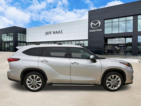 Used 2023 Toyota Highlander Limited FWD image 5