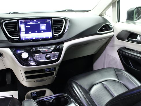 Used 2023 Chrysler Pacifica Touring-L FWD image 20