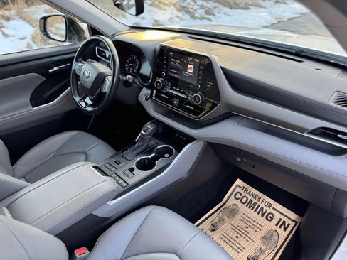 Used 2021 Toyota Highlander XLE image 22