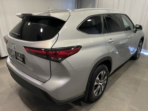 Used 2023 Toyota Highlander XLE AWD/4WD image 6