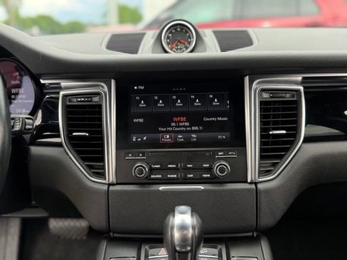 Used 2018 Porsche Macan AWD/4WD image 25