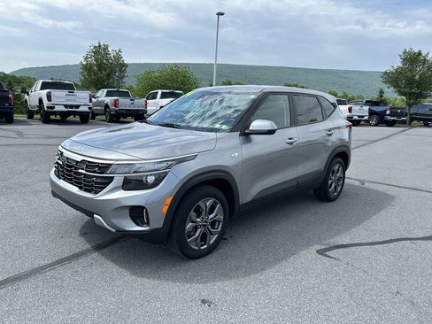 Used 2024 Kia Seltos LX AWD/4WD image 3