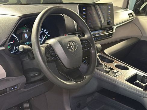 Used 2024 Toyota Sienna LE image 26