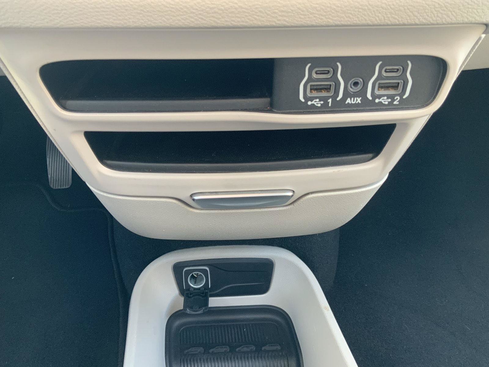 Used 2024 Chrysler Pacifica Touring-L FWD image 39