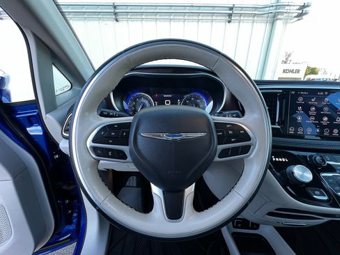 Used 2020 Chrysler Pacifica Limited image 14