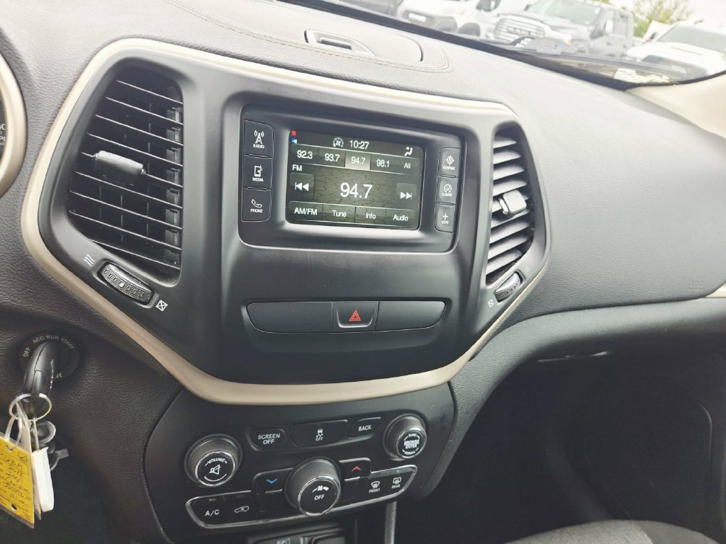 Used 2018 Jeep Cherokee Latitude w/ Cold Weather Group AWD/4WD image 23