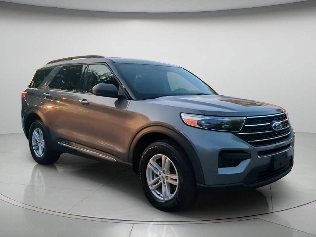 Used 2023 Ford Explorer XLT AWD/4WD image 2