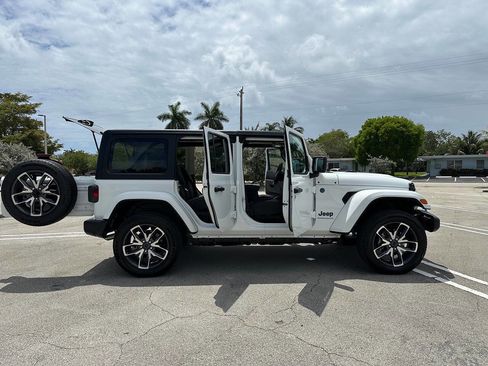 Used 2024 Jeep Wrangler Unlimited image 27