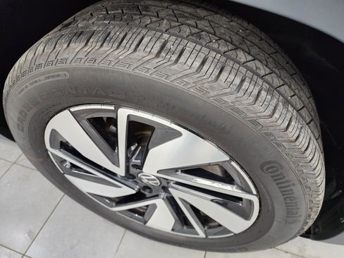 Used 2025 Volkswagen Atlas SE AWD/4WD image 3