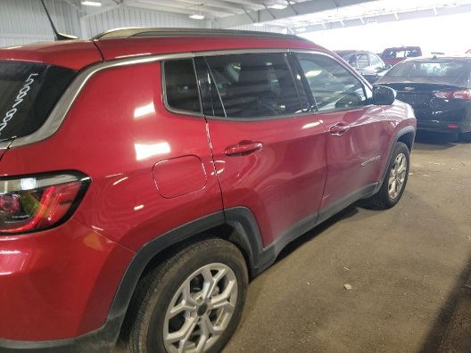 Used 2025 Jeep Compass Latitude AWD/4WD image 2