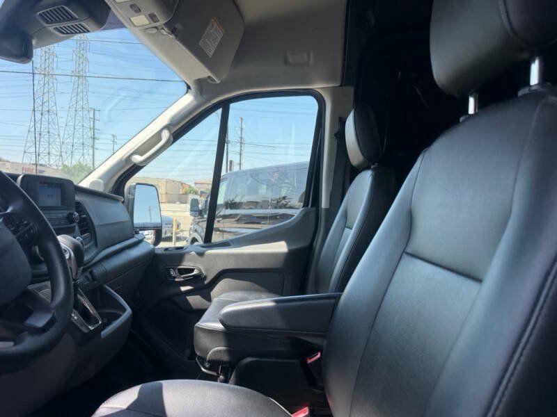 Used 2025 Ford Transit 250 148 Medium Roof RWD image 16