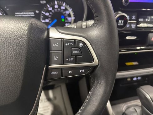 Used 2024 Toyota Highlander XLE image 25