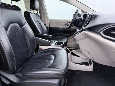Used 2023 Chrysler Pacifica Touring-L FWD image 15