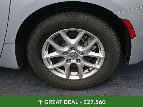 Used 2024 Chrysler Pacifica Touring-L image 15