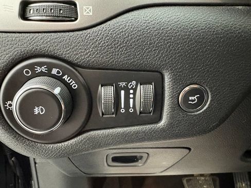 Used 2019 Jeep Cherokee Latitude Plus w/ Comfort/Convenience Group AWD/4WD image 19