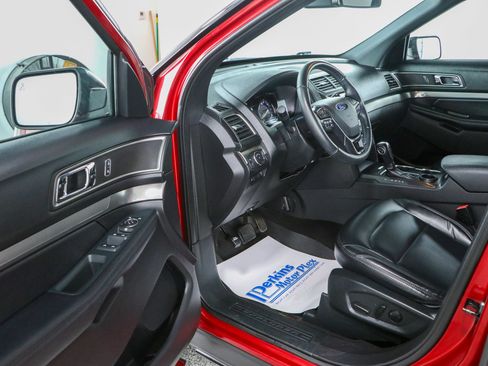 Used 2019 Ford Explorer XLT w/ Equipment Group 202A FWD image 3