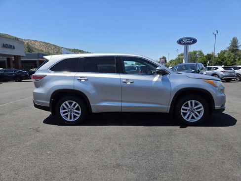 Used 2016 Toyota Highlander LE AWD/4WD image 4