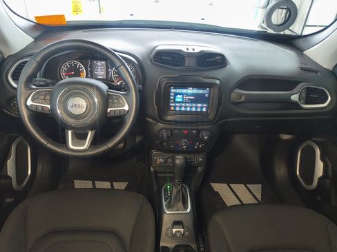 Used 2018 Jeep Renegade Latitude w/ Cold Weather Group image 9