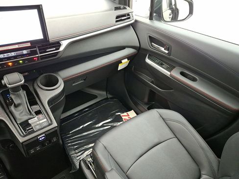 Used 2025 Toyota Sienna XSE image 11