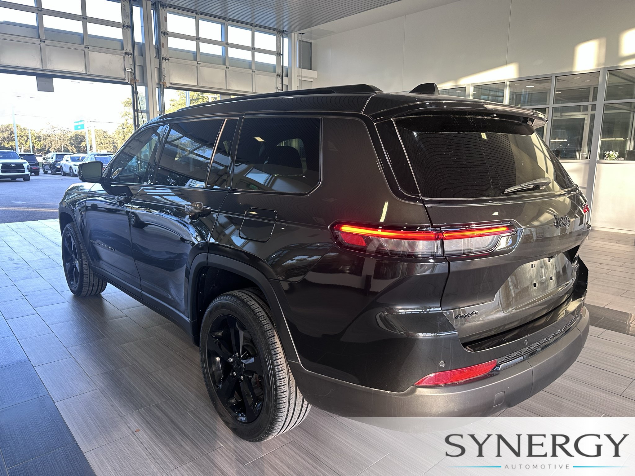 Used 2024 Jeep Grand Cherokee L Limited w/ Black Appearance Package AWD/4WD image 14