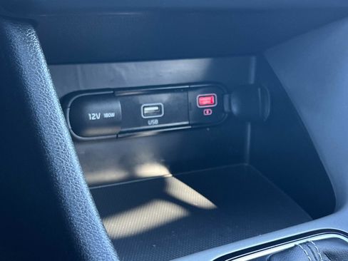 Used 2022 Kia Niro LX image 17