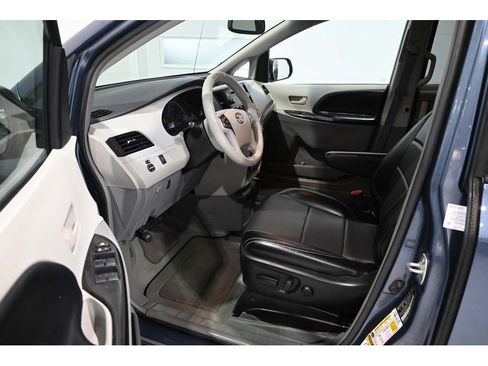 Used 2013 Toyota Sienna LE FWD image 13