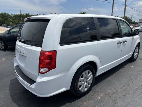 Used 2019 Dodge Grand Caravan SE w/ UConnect Hands-Free Group FWD image 6