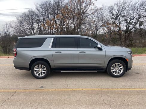 Used 2023 Chevrolet Suburban Premier image 3