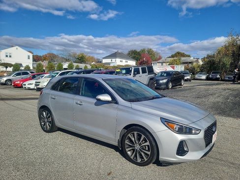 Used 2018 Hyundai Elantra GT w/ Style Package 02 FWD image 2