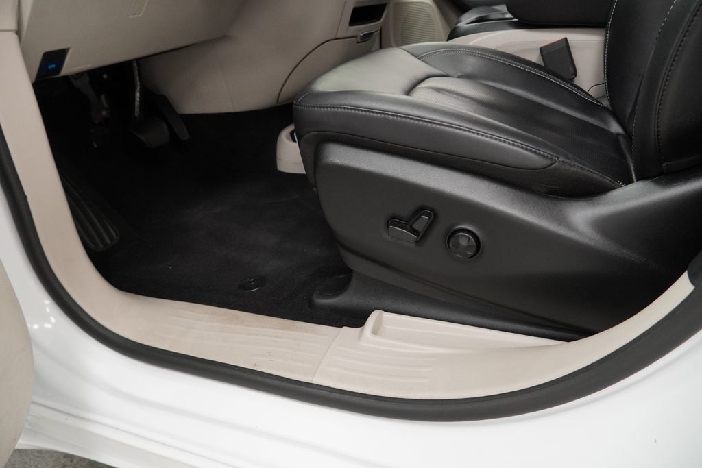 Used 2024 Chrysler Pacifica Limited FWD image 37