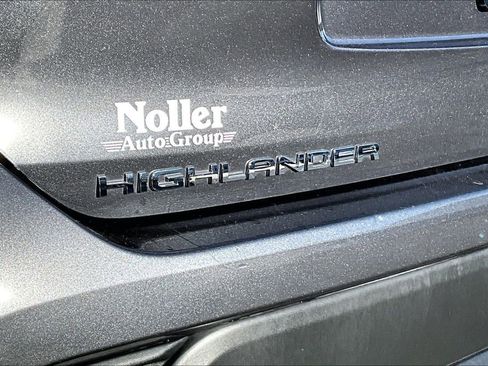 Used 2024 Toyota Highlander LE image 8
