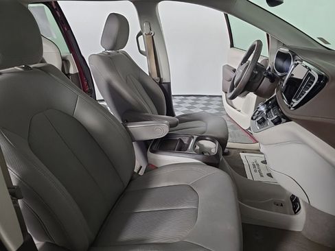 Used 2021 Chrysler Pacifica Touring image 37