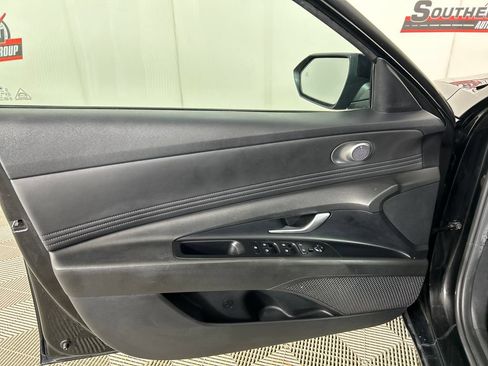 Used 2023 Hyundai Elantra SEL w/ Convenience Package FWD image 11