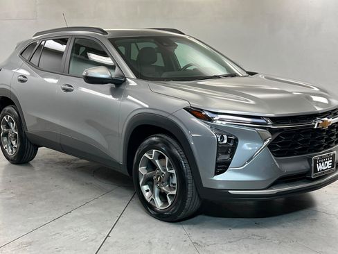 Used 2025 Chevrolet Trax LT w/ LT Convenience Package FWD image 8