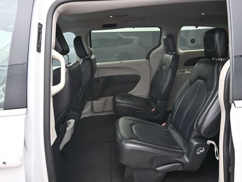 Used 2023 Chrysler Pacifica Touring-L FWD image 16