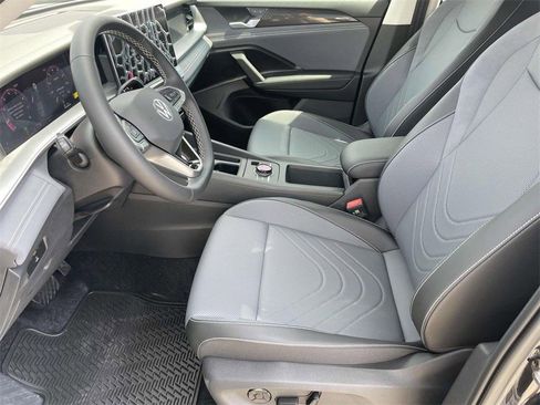 New 2025 Volkswagen Tiguan SE FWD image 19