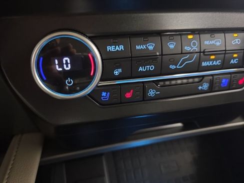 Used 2018 Ford Expedition Max XLT w/ Equipment Group 202A AWD/4WD image 21