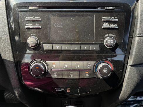 Used 2017 Nissan Rogue S AWD/4WD image 25
