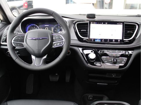 New 2026 Chrysler Pacifica Select image 14