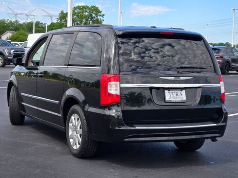 Used 2014 Chrysler Town & Country Touring FWD image 13