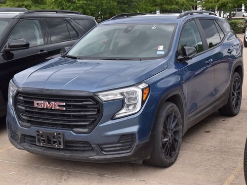 Used 2024 GMC Terrain SLE w/ Driver Convenience Package FWD image 2