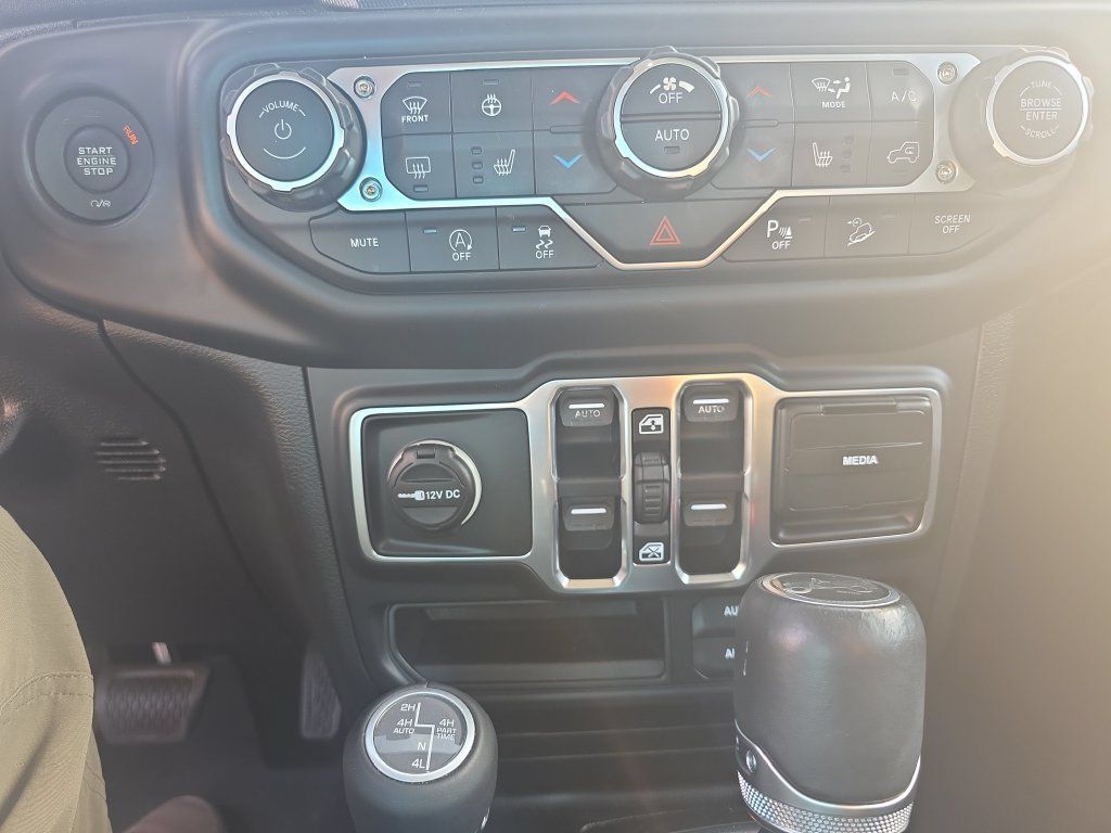 Used 2018 Jeep Wrangler Unlimited Sahara AWD/4WD image 16