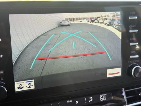 Used 2023 Toyota Sienna Limited image 18