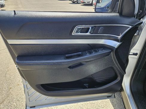 Used 2017 Ford Explorer XLT image 11