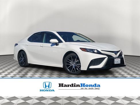 Used 2022 Toyota Camry SE image 1