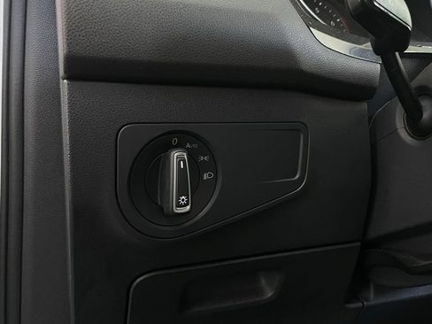 Used 2018 Volkswagen Tiguan SE w/ Panoramic Sunroof Package image 23