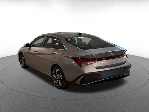 Used 2025 Hyundai Elantra Limited image 11
